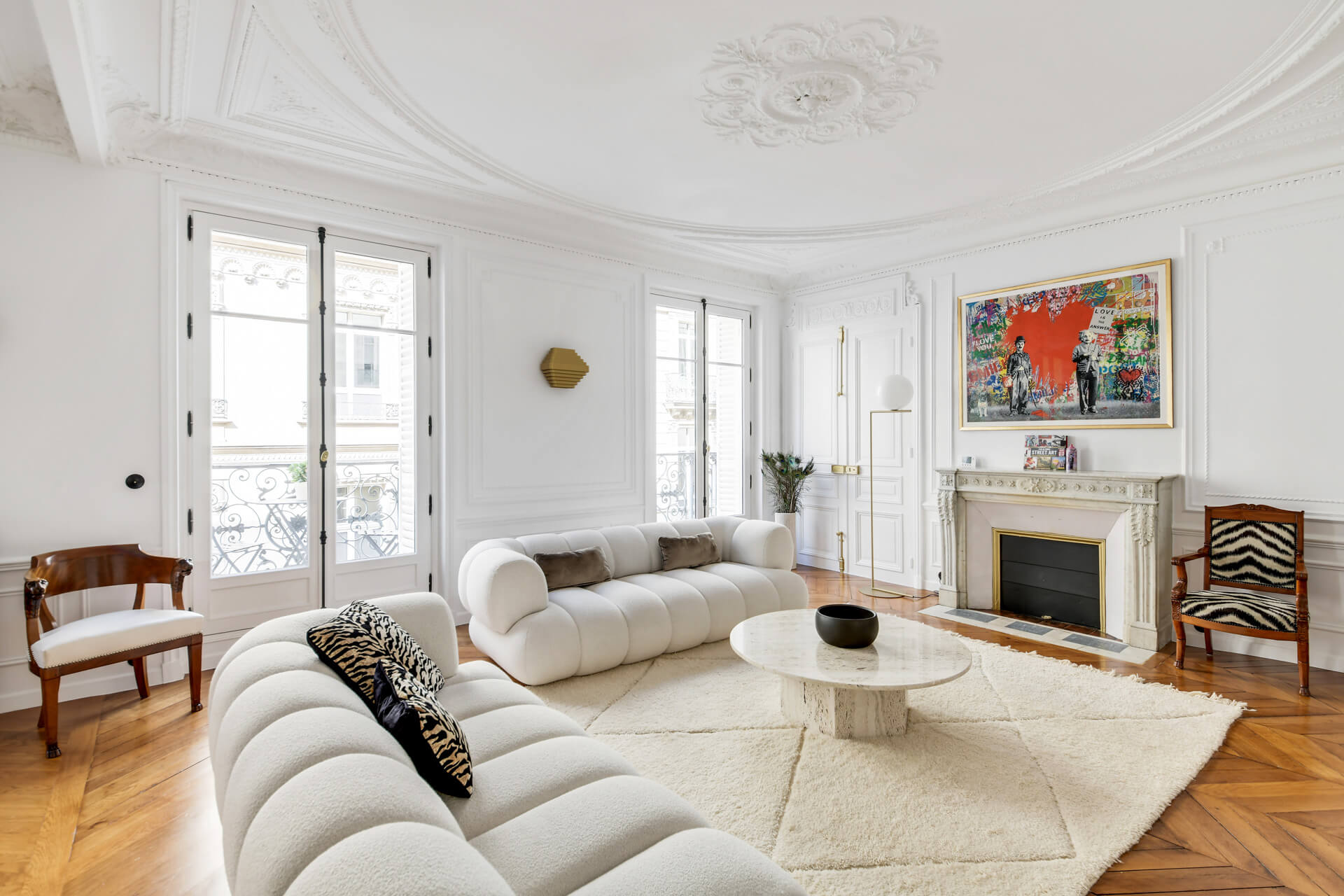 Salon haussmannien lumineux avec moulures, cheminée en marbre et parquet en point de Hongrie, prêt pour la location courte durée
